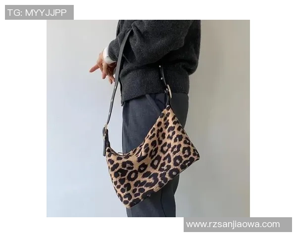 足球球星挎包潮流风向标打造运动与时尚完美融合的时尚单品